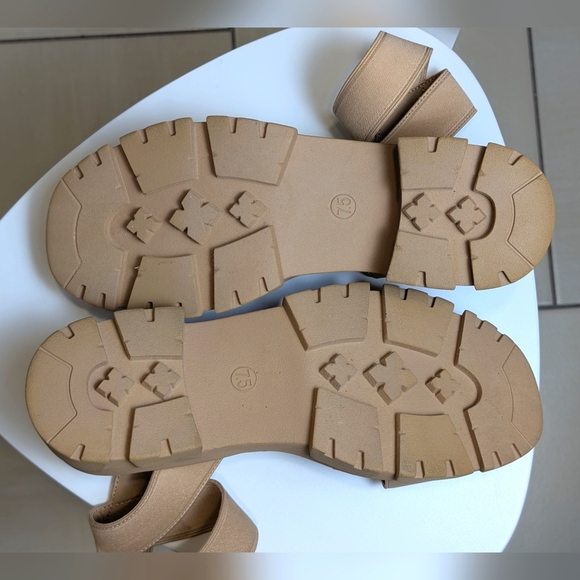 Tan Ankle Strap Platform Sandals Size 7.5 - Picture 9 of 9